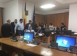 Deputații solicită intervenția Guvernului pentru a decide dacă plățile în split TVA se efectuează doar între firmele din sistem sau și cu terți. Mediul de afaceri și opoziția avertizează că autoritățile și firmele se vor aproviziona din țările vecine