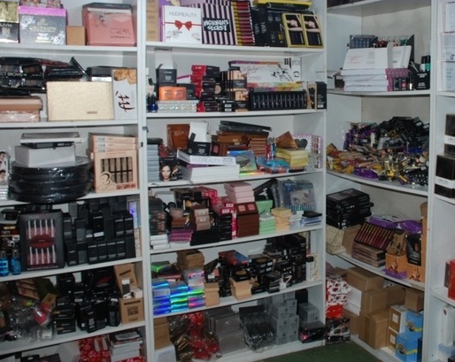 Peste 17.000 de produse de parfumerie și cosmetice, susceptibile a fi contrafăcute, confiscate de polițiștii din Ilfov