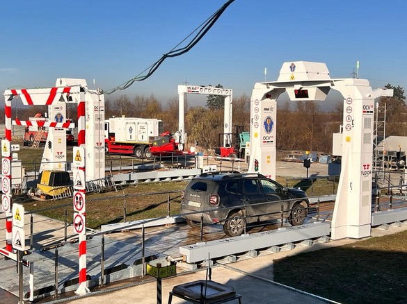 FOTO Boloș anunță că au sosit primele scanere pentru Vamă, din cele 26 anunțate. Ambele vor fi operaționale la final de martie. Furnizor este compania românească MBT, care a mai livrat scanere Vămii