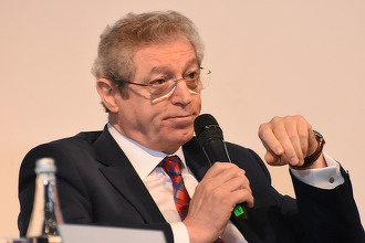 VIDEO "Mă doare în cot de deficitul bugetar!". Adrian Streinu-Cercel, Președintele Comisiei pentru sănătate din Senat: Când ai aur în pământ, când ai gaze și tu nu faci nimic, de ce ne plângem? Când se dorește, vin Banca Mondială sau FMI-ul și șterg din p