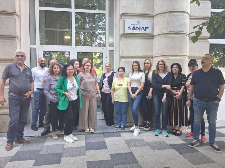ULTIMA ORĂ FOTO Protest spontan al angajaților de la Trezorerie - Acuză noua lege a salarizării. Sindicatele au anunțat anterior că angajații din finanțe sunt nemulțumiți