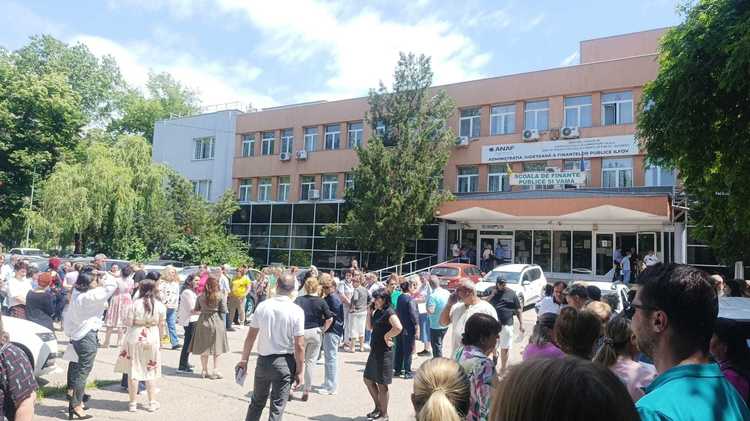 ULTIMA ORĂ FOTO Protestele spontane se întind și în unitățile ANAF, după ce au început de dimineață la agenții ale Trezoreriei. Angajații din finanțe publice sunt nemulțumiți de efectele legii salarizării