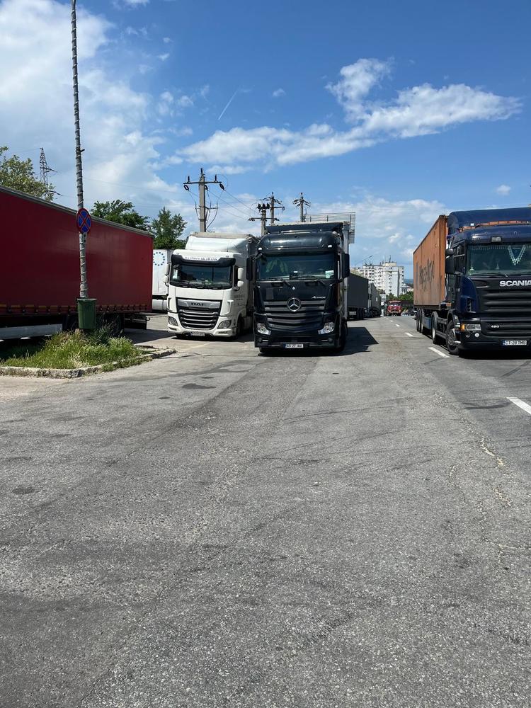 ULTIMA ORĂ FOTO Cozi de TIR-uri în vămi. Vameșii fac controale foarte amănunțite, ca protest. La administrațiile ANAF sunt proteste spontane, la fel și la unități ale Trezoreriei