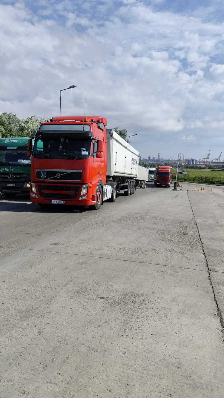 ULTIMA ORĂ FOTO Cozi de TIR-uri în vămi. Vameșii fac controale foarte amănunțite, ca protest. La administrațiile ANAF sunt proteste spontane, la fel și la unități ale Trezoreriei