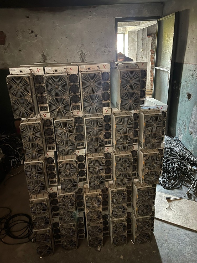 PREMIERĂ FOTO Fermă clandestină de criptomonede descoperită de ANAF într-o clădire dezafectată