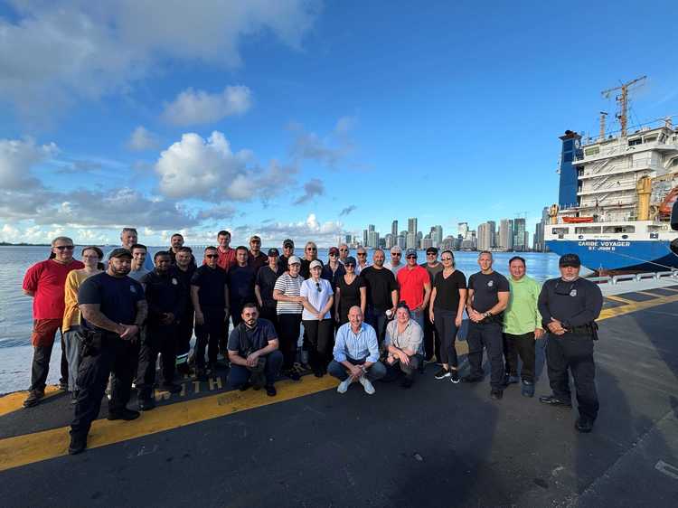 FOTO PREMIERĂ Vameșii români învață în Portul Miami combaterea contrabandei