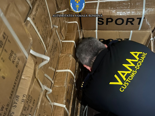 FOTO Captură la Vamă: aproape 1.300 de perechi de încălțăminte „de marcă”, oprite înainte de a ajunge pe piață