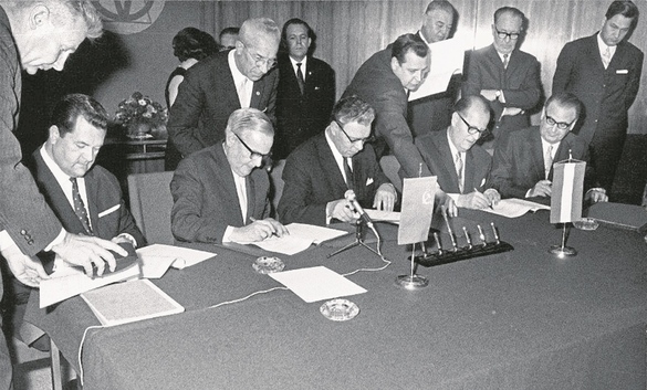Semnarea contractului de import de gaze între OMV și URSS; 1968. Sursă: Gazprom