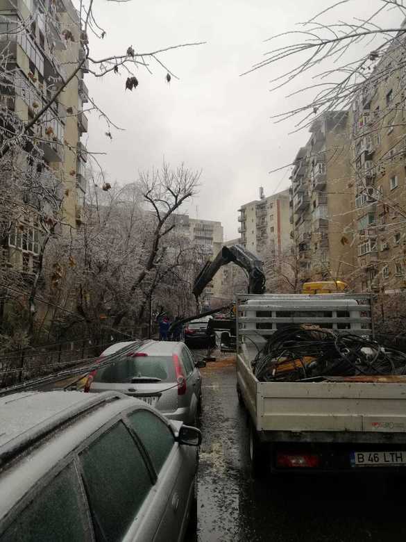 FOTO Bucureștenii, rugați să nu mai apeleze 112 pentru a raporta incidente fără victime. În prima parte a zilei au fost înregistrate 750 de solicitări în Capitală