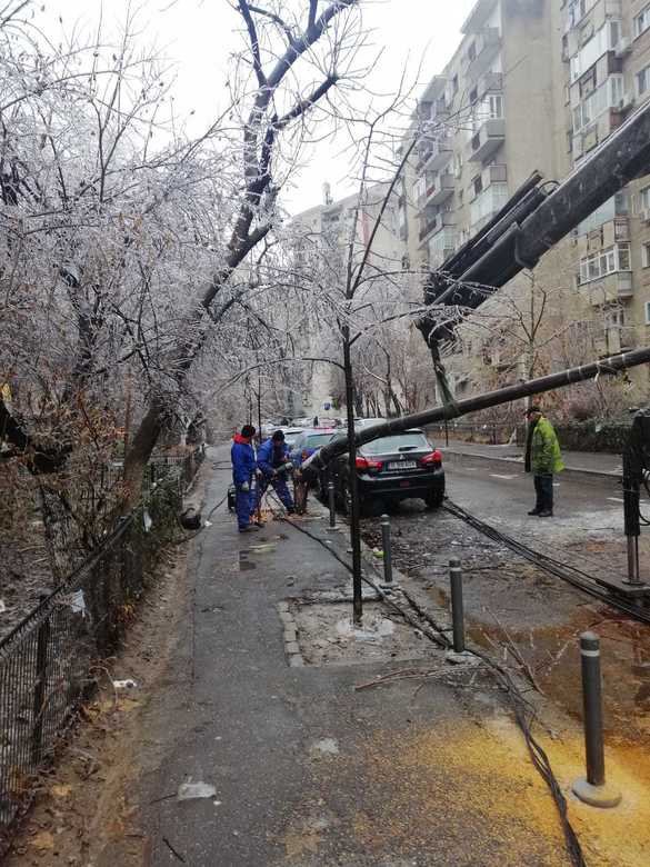 FOTO Bucureștenii, rugați să nu mai apeleze 112 pentru a raporta incidente fără victime. În prima parte a zilei au fost înregistrate 750 de solicitări în Capitală