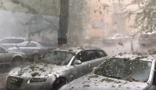 Furtună puternică în România: Mari bucăți de grindină, zeci de mașini distruse 