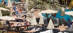 VIDEO Turiști blocați de coronavirus într-un hotel de lux din Tenerife - la plajă gratis, cu mască și costum de baie
