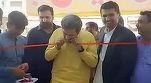 VIDEO Ministru pakistanez, foarte hotărât să inaugureze un magazin. Pentru că a primit o foarfecă tocită, a rupt panglica cu dinții