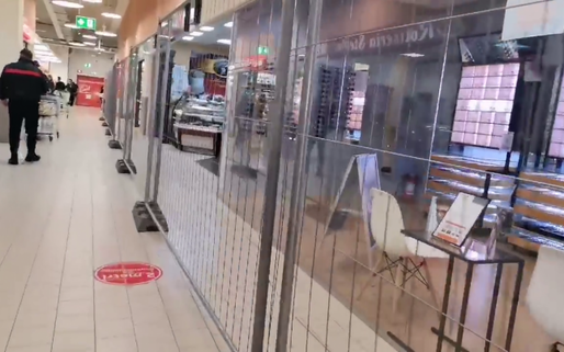 VIDEO Continuă instalarea de garduri în magazine pentru nevaccinați. Comerciantul, somat acum de ISU să renunțe 