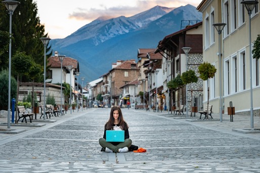 DECIZIE "Nomazii digitali" vor putea primi viză de lungă ședere și de muncă în România. Condițiile de îndeplinit