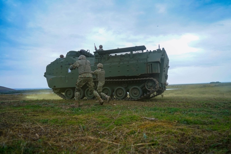 FOTO România a primit din SUA primele vehicule amfibii de asalt AAV-7