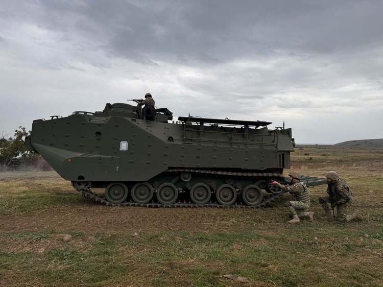 FOTO România a primit din SUA primele vehicule amfibii de asalt AAV-7