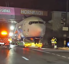 VIDEO INEDIT Avion rămas blocat sub pod pe DN1