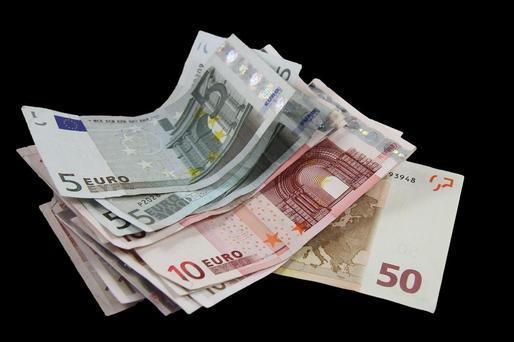 Euro coboară din nou la o distanță neglijabilă de paritatea cu dolarul