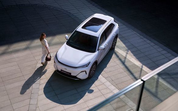 Geely lansează primul său SUV plug-in hybrid în România FOTO