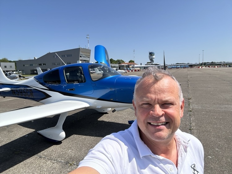 Radu Merică, fondatorul Cirrus Aviation și fostul șef al holdingului lui Ion Țiriac Radu Merică, fondatorul Cirrus Aviation și fostul șef al holdingului lui Ion Țiriac