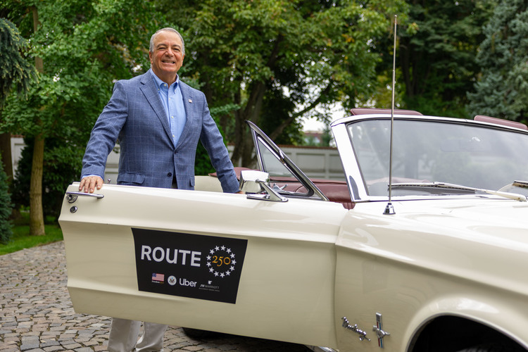 FOTO Gratis cu Uber în România. Plimbări în mașini de epocă prin București, pentru o zi