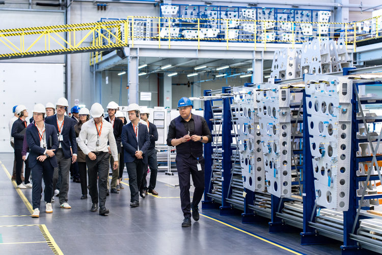 FOTO Investitor străin își verifică fabricile din România. Producția locală, piatră de temelie pentru Montana Aerospace