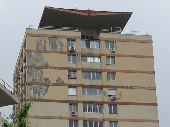 FOTOREPORTAJ: Tencuiala unui bloc din centrul Capitalei se prăbușește, la doar 3 ani de la reabilitare