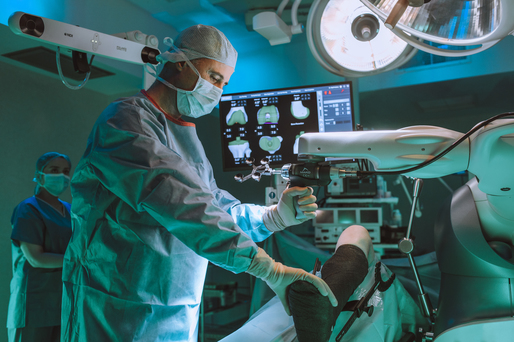 Premieră medicală: Ponderas, primul spital din regiune care va implanta proteze de genunchi și șold cu Robot MAKO