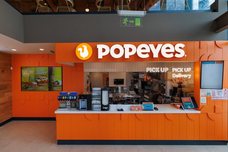 FOTO Premieră în România. Burger King și Popeyes deschid în București primul spațiu comun