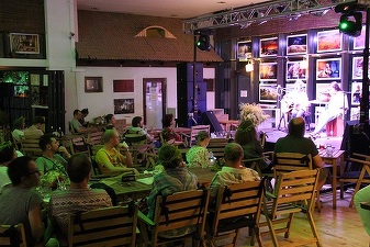 Tranzacție surpriză: Lanțul de restaurante La Mama preia de la Muzeul Țăranului unul dintre cele mai atractive vaduri comerciale din Capitală. Localul, vizat și de familia unui fost patron al Rapidului