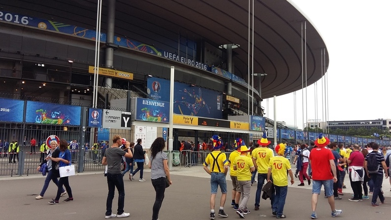 FOTO REPORTAJ Peste 10.000 de români au participat la Paris la un spectacol de excepție, meciul de debut a Euro 2016. Au fost la 3 minute de o seară perfectă