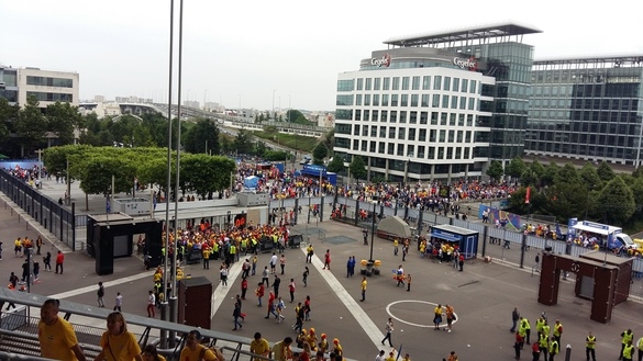 FOTO REPORTAJ Peste 10.000 de români au participat la Paris la un spectacol de excepție, meciul de debut a Euro 2016. Au fost la 3 minute de o seară perfectă