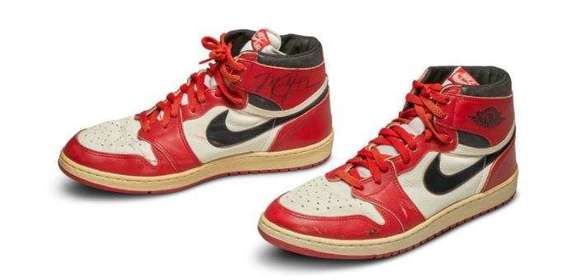 FOTO O pereche de pantofi sport purtați de Michael Jordan, vândută la licitație cu aproape 1,5 milioane de dolari