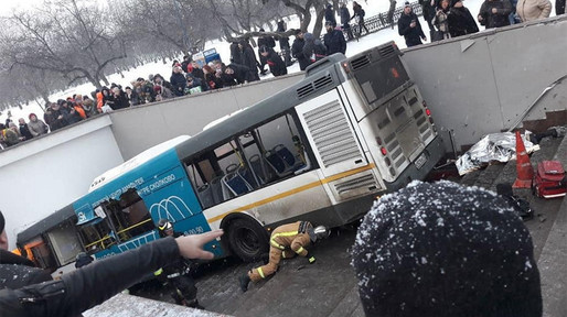Cel puțin patru persoane au murit după ce un autobuz a ajuns pe treptele unui pasaj pietonal, la Moscova