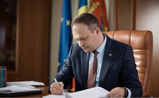 Legea anti-propagandă, care interzice anumite publicații ruse în Republica Moldova, promulgată de președintele Parlamentului, după ce lui Dodon i-au fost suspendate atribuțiile