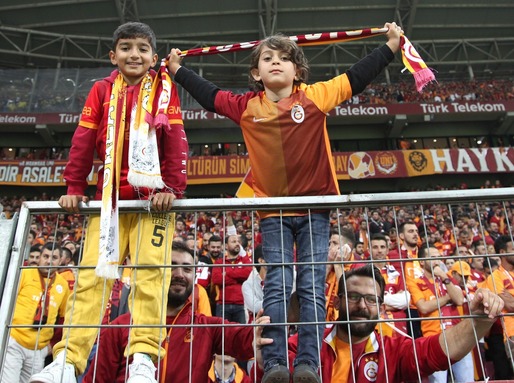 Primele 4 patru cluburi de fotbal din Turcia au mari datorii după ce au cheltuit pentru a atrage staruri din străinătate. Datoriile vor fi restructurate, dar nu șterse