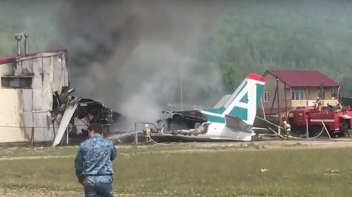 VIDEO Doi morți și 7 răniți după ce un avion de pasageri a efectuat o aterizare de urgență în Rusia