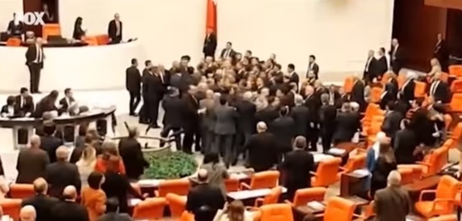 VIDEO Bătaie în parlamentul Turciei, după ce un deputat de opoziție l-a criticat pe Erdogan