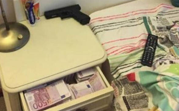 FOTO Presa bulgară a publicat fotografii din dormitorul premierului Borisov, în care acesta doarme lângă o armă și o grămadă de bani