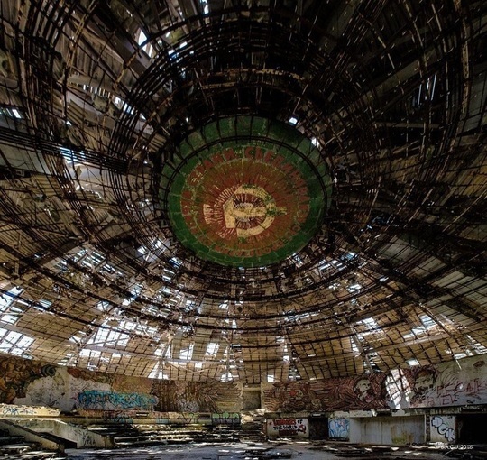 FOTO Un imens monument comunist abandonat din Bulgaria, în curs de restaurare