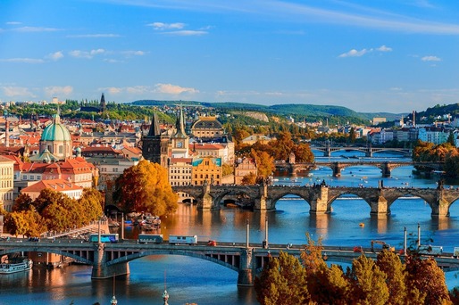 Zeci de angajați ai ambasadei ruse au părăsit Praga