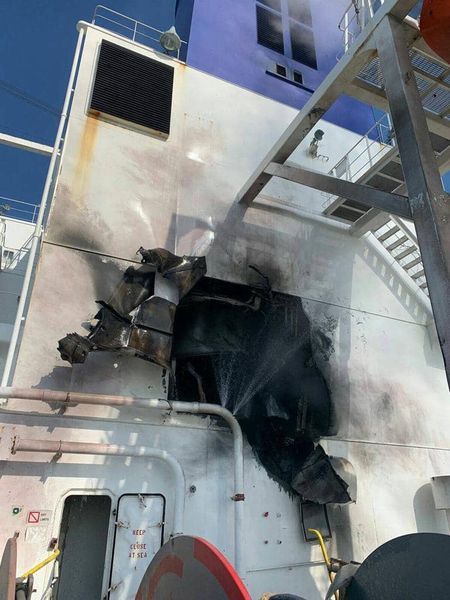 FOTO Navă sub pavilion Republica Moldova, lovită în Marea Neagră / Nava a fost lovită de un obuz, izbucnind un incendiu