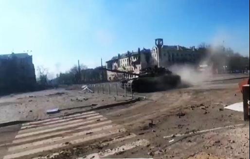 VIDEO Rușii fac drifturi cu tancul pe străzile distruse din Mariupol