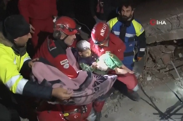 VIDEO&FOTO Salvări miraculoase după cutremurul devastator din Turcia și Siria: copii scoși în viață de sub dărâmături chiar și după 52 de ore