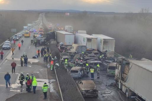 FOTO Carambol pe o autostradă din Ungaria din cauza unei furtuni de praf, zeci de mașini implicate