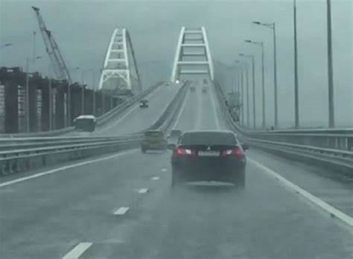 Circulația a fost întreruptă pe podul Crimeei din cauza unei "situații de urgență". Au fost raportate explozii