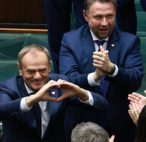 FOTO Premierul polonez desemnat Mateusz Morawiecki pierde votul de învestitură, lăsându-i cale liberă lui Donald Tusk. Votul a stârnit un interes uriaș, oamenii au luat bilete la cinema ca să vadă ședința Parlamentului