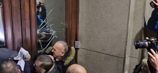VIDEO Proteste în Serbia: Manifestanții antiguvernamentali au încercat să pătrundă cu forța în primăria Belgradului