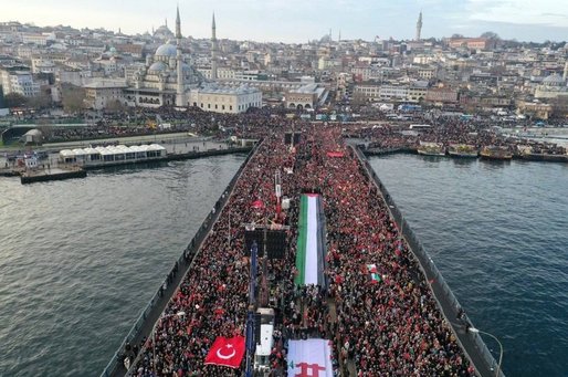 VIDEO Erdogan își scoate oamenii pe străzi în prima zi a anului: manifestație naționalistă uriașă la Istanbul "împotriva PKK și a terorismului israelian"